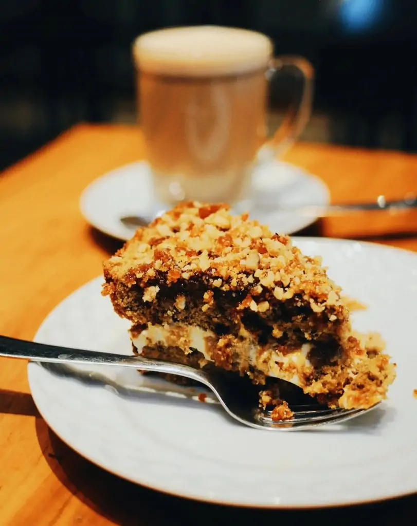 MOUTHWATERING SOUR CREAM COFFEE CAKE